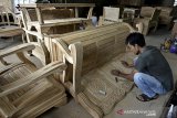 Pekerja menyelesaikan pembuatan kursi di toko mebel, Limbangan, Kabupaten Garut, Jawa Barat, Jumat (8/1/2021). Pengusaha mebel setempat mengaku pesanan berbagai produk mebel kini mulai meningkat dengan omzet Rp60 juta dalam sebulan terakhir seiring pemanfaatan media penjualan daring selama pandemi COVID-19. ANTARA JABAR/Candra Yanuarsyah/agr