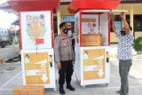 Wakapolres Aceh Barat Kompol Adi Sofyan (kiri) melihat pom pertamini seusai penyerahan kepada warga kurang mampu di Mapolres Aceh Barat, Aceh, Kamis (7/1/2021). Jajaran Kepolisian Polda Aceh melalui program 