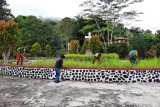 Satgas Yonif MR 413 Kostrad bersihkan tempat wisata goa Bunda Maria Arso