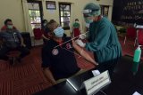 Petugas medis menyuntikkan vaksin COVID-19 Sinovac terhadap tenaga kesehatan saat simulasi di RSUD Wangaya, Denpasar, Bali, Jumat (8/1/2021). Simulasi tersebut untuk persiapan vaksinasi bagi tenaga kesehatan yang akan dilakukan pada 14 Januari 2021 mendatang. ANTARA FOTO/Nyoman Hendra Wibowo/nym.