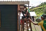 Satgas Yonif Raider 432 Kostrad bantu bangun rumah warga Tolikara