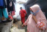 Petugas Dinas Kesehatan melakukan pengasapan (fogging) di Kelurahan Banaran, Kota Kediri, Jawa Timur, Jumat (8/1/2021). Pengasapan di daerah endemik wabah chikungunya tersebut guna memutus mata rantai perkembangbiakan nyamuk penyebar virus chikungunya saat musim hujan. Antara Jatim/Prasetia Fauzani/ZK