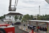 Peserta mengikuti pelatihan penanganan bencana kebakaran menggunakan Bronto Skylift F 55 RLX di kawasan Gedung Olah Raga (GOR) Wilis Kota Madiun, Jawa Timur, Sabtu (9/1/2021). Pelatihan yang diikuti Calon Pegawai Negeri Sipil (CPNS) Satuan Polisi Pamong Praja dan Pemadam Kebakaran (Satpol PP dan Damkar) Kota Madiun tersebut dimaksudkan untuk memperkenalkan peralatan dan membekali keterampilan pada CPNS Satpol PP dan Damkar. Antara Jatim/Siswowidodo