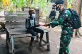 Satgas Pamtas Yonif 125/Si'mbisa bagikan buku tulis ke anak di perbatasan