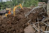 Petugas Basarnas mengoperasikan alat berat untuk pencarian korban tertimbun longsor di Cimanggung, Kabupaten Sumedang, Jawa Barat, Minggu (10/1/2021). Tanah longsor akibat intensitas curah hujan yang tinggi pada Sabtu (9/1) sore tersebut mengakibatkan 12 orang korban tewas dan belasan orang diperkirakan masih tertimbun serta 14 bangunan rusak berat. ANTARA FOTO/Novrian Arbi/nym.