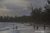 Sejumlah pengunjung menikmati wisata pantai angsana di Kabupaten Tanah Bumbu, Kalimantan Selatan, Minggu (10/1/2021). Pantai Angsana dengan jarak tempuh sekitar lima jam perjalanan darat dari Kota Banjarmasin merupakan salah satu obyek wisata andalan dan telah dikelola secara baik oleh Pemkab Tanah Bumbu sejak beberapa tahun terakhir ini. Foto Antaranews Kalsel/Bayu Pratama S.