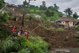 Kondisi permukiman dan tebing pascalongsor di Cimanggung, Kabupaten Sumedang, Jawa Barat, Minggu (10/1/2021). Tanah longsor yang diduga terjadi akibat intensitas curah hujan yang tinggi pada Sabtu (9/1) sore tersebut mengakibatkan 12 orang korban meninggal dua dan belasan orang diperkirakan masih tertimbun serta 14 bangunan rusak berat. ANTARA JABAR/Novrian Arbi/agr