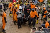 Petugas SAR gabungan mengevakuasi jenazah korban tanah longsor di Cimanggung, Kabupaten Sumedang, Jawa Barat, Minggu (10/1/2021). Tanah longsor yang diduga terjadi akibat intensitas curah hujan yang tinggi pada Sabtu (9/1) sore tersebut mengakibatkan 12 orang korban meninggal dua dan belasan orang diperkirakan masih tertimbun serta 14 bangunan rusak berat. ANTARA JABAR/Novrian Arbi/agr
