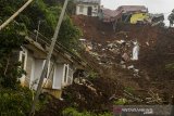 Kondisi permukiman dan tebing pascalongsor di Cimanggung, Kabupaten Sumedang, Jawa Barat, Minggu (10/1/2021). Tanah longsor yang diduga terjadi akibat intensitas curah hujan yang tinggi pada Sabtu (9/1) sore tersebut mengakibatkan 12 orang korban meninggal dua dan belasan orang diperkirakan masih tertimbun serta 14 bangunan rusak berat. ANTARA JABAR/Novrian Arbi/agr