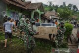 Personel TNI AD membantu warga terdampak longsor untuk mengevakuasi perabotan di Cimanggung, Kabupaten Sumedang, Jawa Barat, Minggu (10/1/2021). Warga sekitar yang terdampak longsor mulai mengevakuasi perabotan rumah untuk mengantisipasi adanya longsor susulan saat curah hujan yang tinggi. ANTARA JABAR/Novrian Arbi/agr