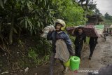 Warga terdampak longsor untuk mengevakuasi perabotan di Cimanggung, Kabupaten Sumedang, Jawa Barat, Minggu (10/1/2021). Warga sekitar yang terdampak longsor mulai mengevakuasi perabotan rumah untuk mengantisipasi adanya longsor susulan saat curah hujan yang tinggi. ANTARA JABAR/Novrian Arbi/agr