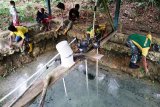 Satgas Yonif MR 413 bersama warga kampung Yowong bersihkan sumber air bersih