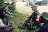 Babinsa Koramil Skanto komsos dengan pemuda kampung Gudang Garam