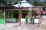 Satgas Pamtas Yonif MR 413 Kostrad bangun teras masjid di perbatasan
