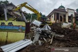 Tim SAR Gabungan mengoperasikan alat berat untuk merobohkan bangunan terdampak longsor di Kabupaten Sumedang, Jawa Barat, Senin (11/1/2021). Sejumlah bangunan di kawasan terdampak longsor mulai dirobohkan guna mengantispasi longsor susulan serta warga penghuni di radius 1 km dari kawasan tersebut akan di relokasi ke pemukiman yang lebih aman dari potensi pergerakan tanah. ANTARA JABAR/Novrian Arbi/agr