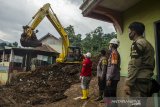 Tim SAR Gabungan mengoperasikan alat berat untuk merobohkan bangunan terdampak longsor di Kabupaten Sumedang, Jawa Barat, Senin (11/1/2021). Sejumlah bangunan di kawasan terdampak longsor mulai dirobohkan guna mengantispasi longsor susulan serta warga penghuni di radius 1 km dari kawasan tersebut akan di relokasi ke pemukiman yang lebih aman dari potensi pergerakan tanah. ANTARA JABAR/Novrian Arbi/agr