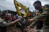 Tim SAR Gabungan mengevakuasi sejumlah barang dari bangunan terdampak longsor di Kabupaten Sumedang, Jawa Barat, Senin (11/1/2021). Sejumlah bangunan di kawasan terdampak longsor mulai dirobohkan guna mengantispasi longsor susulan serta warga penghuni di radius 1 km dari kawasan tersebut akan di relokasi ke pemukiman yang lebih aman dari potensi pergerakan tanah. ANTARA JABAR/Novrian Arbi/agr