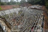 Kondisi atap ruang kelas SDN 2 Janggala ambruk di Dusun Sukalilah, Kecamatan Cidolong, Kabupaten Ciamis, Jawa Barat, Senin (11/1/2021). Atap dua ruang kelas serta satu ruang guru di sekolah tersebut ambruk setelah diguyur hujan deras. ANTARA JABAR/Adeng Bustomi/agr