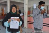Warga memperlihat Bantuan Sosial Tunai (BST) perdana tahun 2021 di kantor Pos Banda Aceh, Aceh, Senin (11/1/2021). PT POS Indonesia (Persero) tahun 2021 menyalurkan Bantuan Sosial Tunai (BST) sebesar 12 triliun untuk 10 juta Keluarga Penerima Manfaat (KPM) dengan jumlah yang diterima per KPM sebesar Rp300.000 selama empat bulan (Januari-April 2021). Antara Aceh/Ampelsa.