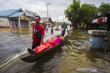 Warga membawa barang-barang menggunakan perahu melintasi banjir yang melanda Desa Banua Raya di Kabupaten Tanah Laut, Kalimantan Selatan, Senin (11/1/2021).  Berdasarkan data yang telah di himpun aparat desa Banua Raya, sebanyak 2.907 Jiwa terdampak banjir akibat luapan sungai Bati Bati.Foto Antaranews Kalsel/Bayu Pratama S.