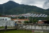 Suasana Pemukiman yang terlihat di kawasan lereng perbukitan di Kabupaten Sumedang, Jawa Barat, Senin (11/1/2021). Pemerintah Kabupaten Sumedang berencana melakukan pengkajian ulang terkait perizinan permukiman di kawasan perbukitan karena dari data PVMBG Badan Geologi Kementerian ESDM sejumlah wilayah di Kabupaten Sumedang masuk dalam kondisi menengah-tinggi potensi pergerakan tanah. ANTARA JABAR/Novrian Arbi/agr