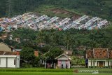 Suasana Pemukiman yang terlihat di kawasan lereng perbukitan di Kabupaten Sumedang, Jawa Barat, Senin (11/1/2021). Pemerintah Kabupaten Sumedang berencana melakukan pengkajian ulang terkait perizinan permukiman di kawasan perbukitan karena dari data PVMBG Badan Geologi Kementerian ESDM sejumlah wilayah di Kabupaten Sumedang masuk dalam kondisi menengah-tinggi potensi pergerakan tanah. ANTARA JABAR/Novrian Arbi/agr