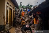 Tim SAR Gabungan melakukan pencarian korban yang tertimbun tanah longsor di Cimanggung, Kabupaten Sumedang, Jawa Barat, Senin (11/1/2021). Pada Hari ketiga, Tim SAR gabungan TNI Polri masih mencari sedikitnya 26 korban hilang yang telah terdata akibat bencana tanah longsor yang terjadi pada Sabtu (9/1) lalu. ANTARA JABAR/Novrian Arbi/agr