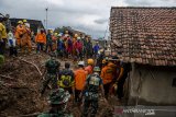 Tim SAR Gabungan melakukan pencarian korban yang tertimbun tanah longsor di Cimanggung, Kabupaten Sumedang, Jawa Barat, Senin (11/1/2021). Pada Hari ketiga, Tim SAR gabungan TNI Polri masih mencari sedikitnya 26 korban hilang yang telah terdata akibat bencana tanah longsor yang terjadi pada Sabtu (9/1) lalu. ANTARA JABAR/Novrian Arbi/agr