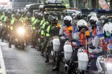 Petugas gabungan mengikuti apel hari pertama Pemberlakuan Pembatasan Kegiatan Masyarakat (PPKM) di Alun Alun Sidoarjo, Jawa Timur, Senin (11/1/2021). Pemkab Sidoarjo menggelar Operasi Yustisi sekaligus sosialisasi kepada masyarakat di hari pertama pemberlakuan pembatasan kegiatan masyarakat (PPKM). Antara Jatim/Umarul Faruq/zk