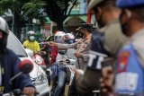 Kapolresta Sidoarjo Kombes Pol Sumardji melakukan sosialisasi hari pertama Pemberlakuan Pembatasan Kegiatan Masyarakat (PPKM) di Pasar Larangan, Sidoarjo, Jawa Timur, Senin (11/1/2021). Pemkab Sidoarjo menggelar Operasi Yustisi sekaligus sosialisasi kepada masyarakat di hari pertama pemberlakuan pembatasan kegiatan masyarakat (PPKM). Antara Jatim/Umarul Faruq/zk