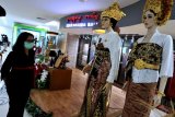 Pengunjung mengamati produk kerajinan UMKM saat Peluncuran Gerakan Nasional Bangga Buatan Indonesia 2021 di Bandara Internasional I Gusti Ngurah Rai, Badung, Bali, Senin (11/1/2021). Gerakan tersebut diharapkan dapat meningkatkan sektor UMKM dengan mendorong masyarakat untuk membeli produk buatan dalam negeri. ANTARA FOTO/Fikri Yusuf/nym.