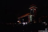 Suasana kawasan Balai Kota Madiun tanpa lampu penerangan jalan umum saat diberlakukan Pelaksanaan Pembatasan Kegiatan Masyarakat (PPKM) di Kota Madiun, Jawa Timur, Senin (11/1/2021) malam. Pemkot Madiun memenerapkan PPKM antara lain dengan memadamkan lampu penerangan jalan umum di sejumlah kawasan mulai pukul 19.00, mengatur jam buka plaza hingga pukul 19.00, dan rumah makan, warung, pedagang kaki lima serta toko hingga pukul 21.00 guna pencegahan penularan COVID-19. Antara Jatim/Siswowidodo/ZK