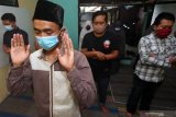 Mahasiswa Pergerakan Mahasiswa Islam Indonesia (PMII) melakukan salat gaib berjamaah di sekretariatnya di Blitar, Jawa Timur, Selasa (12/1/2021). Salat gaib yang dilanjutkan dengan tahlil serta doa bersama tersebut selain untuk mendoakan arwah sejumlah korban jatuhnya pesawat Sriwijaya Air penerbangan SJ182, juga mendoakan agar proses evakuasi yang tengah berlangsung bisa berjalan lancar dan cepat. Antara Jatim/Irfan Anshori/ZK