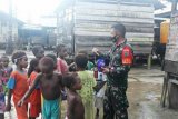 Babinsa Koramil Mapurujaya bekali anak Kampung Kamoro wawasan kebangsaan