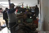 Sejumlah relawan membersihkan material lumpur pascabanjir bandang di Ponpes Ar-Rosyid, Bangsalsari, Jember, Jawa Timur, Rabu (13/1/2021). Akibat banjir bandang yang terjadi pada Selasa (12/1) malam tersebut menyebabkan sejumlah rumah terendam lumpur. Antara Jatim/Seno/ZK