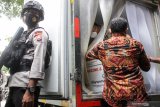 Petugas Dinas Kesehatan mengangkat kardus berisi vaksin vaksin COVID-19 Sinovac setibanya di kantor Dinas Kesehatan Sidoarjo, Jawa Timur, Rabu (13/1/2021). Sebanyak 4000 vial vaksin Sinovac tiba di kantor tersebut dan disimpan di ruang pendingin atau 'cold room' untuk digunakan vaksinasi tahap pertama di bulan Januari bagi tenaga kesehatan (nakes) yang merawat para pasien COVID-19. Antara Jatim/Umarul Faruq/ZK