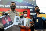 Kapolres Blitar AKBP Leonard M Sinambela (Kiri) menunjukkan sejumlah barang bukti dan tersangka saat rilis dugaan penipuan bermodus perwira polisi di halaman Mapolres Blitar, Jawa Timur, Rabu (13/1/2021). Selain mengamankan tersangka Denis yang merupakan bekas guru disalah satu SLB tersebut, polisi juga mengamankan alat bukti uang jutaan rupiah hasil kejatahatan. Antara Jatim/Irfan Anshori/ZK