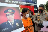 Kapolres Blitar AKBP Leonard M Sinambela menginterogasi tersangka saat rilis dugaan penipuan bermodus perwira polisi di halaman Mapolres Blitar, Jawa Timur, Rabu (13/1/2021). Selain mengamankan tersangka Denis yang merupakan bekas guru disalah satu SLB tersebut, polisi juga mengamankan alat bukti uang jutaan rupiah hasil kejatahatan. Antara Jatim/Irfan Anshori/ZKriANTARA FOTO/IRFAN ANSHORI (ANTARA FOTO/IRFAN ANSHORI)