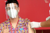 Disuntik vaksin COVID-19, Raffi Ahmad mengacungkan jempol