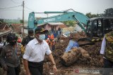 Menko PMK Muhadjir Effendy meninjau bencana tanah longsor di Cimanggung, Kabupaten Sumedang, Jawa Barat, Kamis (14/1/2021). Dalam kunjungannya tersebut, Menko PMK Pemerintah Kabupaten Sumedang untuk merehabilitasi lahan di lokasi bencana longsor Cimanggung. ANTARA JABAR/Raisan Al Farisi/agr