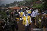 Menteri PUPR Basuki Hadimuljono berbincang dengan petugas saat meninjau bencana tanah longsor di Cimanggung, Kabupaten Sumedang, Jawa Barat, Kamis (14/1/2021). Dalam kunjungannya tersebut, Menteri PUPR menyatakan akan membantu Pemerintah Kabupaten Sumedang untuk merelokasi warga di sekitar lokasi longsor dengan membangunan rumah permanen. ANTARA JABAR/Raisan Al Farisi/agr