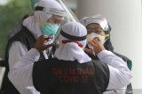  Tenaga kesehatan berbincang menjelang vaksinasi COVID-19 di Gedung Negara Grahadi, Surabaya, Jawa Timur, Kamis (14/1/2021). Vaksinasi perdana kepada 21 orang perwakilan tersebut menandai dimulainya program vaksinasi COVID-19 di sejumlah daerah di Jawa Timur. Antara Jatim/Moch Asim/ZK