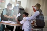 Gubernur Jawa Barat Ridwan Kamil (kanan) mendampingi Wakil Gubernur Jawa Barat Uu Ruzhanul Ulum (kedua kanan) sebelum vaksinasi COVID-19 Sinovac di Rumah Sakit Hasan Sadikin (RSHS), Bandung, Jawa Barat, Kamis (14/1/2021). Uu Ruzhanul Ulum menjadi orang pertama di Provinsi Jawa Barat yang menerima vaksinasi COVID-19 Sinovac dan juga dimulainya program vaksinasi massal di sejumlah daerah di Jawa Barat. ANTARA JABAR/M Agung Rajasa/agr