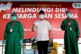 Gubernur Bengkulu Rohidin Mersyah (tengah) menerima suntikan vaksin COVID-19 produksi Sinovac kepada saat pelaksanaan vaksinasi perdana di RSUD M Yunus, Provinsi Bengkulu, Kamis (14/1/2021). Penyuntikan vaksin perdana untuk Gubernur, Forkopimda, Tokoh Agama dan Tokoh Masyarakat Bengkulu itu menandai dimulainya program vaksinasi COVID-19 di Provinsi Bengkulu. ANTARA FOTO/David Muharmansyah