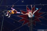 Pemain sirkus menampilkan aksinya saat pertunjukan sirkus di Interactive Living Museum (ILM) di kawasan Taman Safari Prigen, Pasuruan, Jawa Timur, Jumat (15/1/2021). ILM merupakan Oriental Circus Indonesia yang telah menjadi sebuah wahana museum dan menjadi museum sirkus pertama di Indonesia.  Antara Jatim/Zabur Karuru