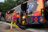 Pemain sirkus keluar dari bus rias saat akan tampil pada  pertunjukan sirkus di Interactive Living Museum (ILM) di kawasan Taman Safari Prigen, Pasuruan, Jawa Timur, Jumat (15/1/2021). ILM merupakan Oriental Circus Indonesia yang telah menjadi sebuah wahana museum dan menjadi museum sirkus pertama di Indonesia.  Antara Jatim/Zabur Karuru