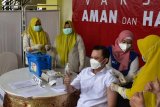 Wakil Wali Kota Gorontalo Ryan Kono menjalani vaksinasi perdana oleh tim kesehatan, yang dilaksanakan di rumah dinas Wali Kota setempat, Jumat (15/1). Kegiatan pemberian vaksin perdana kepada sejumlah pejabat dan tenaga kesehatan untuk membuktikan bahwa vaksinasi itu aman. (foto HO/ist)