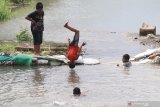 Sejumlah anak bermain air di sungai Desa Tugurejo, Kediri, Jawa Timur, Kamis (14/1/2021). Sungai menjadi tempat pilihan bermain anak-anak seiring masih ditutupnya sejumlah ruang terbuka hijau dan wahanan permainan saat pandemi COVID-19. Antara Jatim/Prasetia Fauzani/ZK