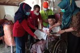 Kantor Pos Padang antarkan bantuan sosial tunai  ke rumah disabilitas dan lansia (Video)