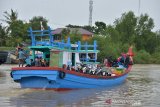 Kapal penyeberangan yang ditumpang petugas kesehatan membawa vaksin COVID-19 Sinovac tujuan wilayah terluar Pulau Aceh, berangkat meninggalkan pelabuhan tradisional Lampulo, Banda Aceh, Aceh, Sabtu (16/1/2021). Sasaran vaksinasi tenaga kesehatan di provinsi Aceh tersebut mencapai 56.450 orang dan sebanyak 46 orang di antara berada di wilayah terluar Pulau Aceh. Antara Aceh/Ampelsa.